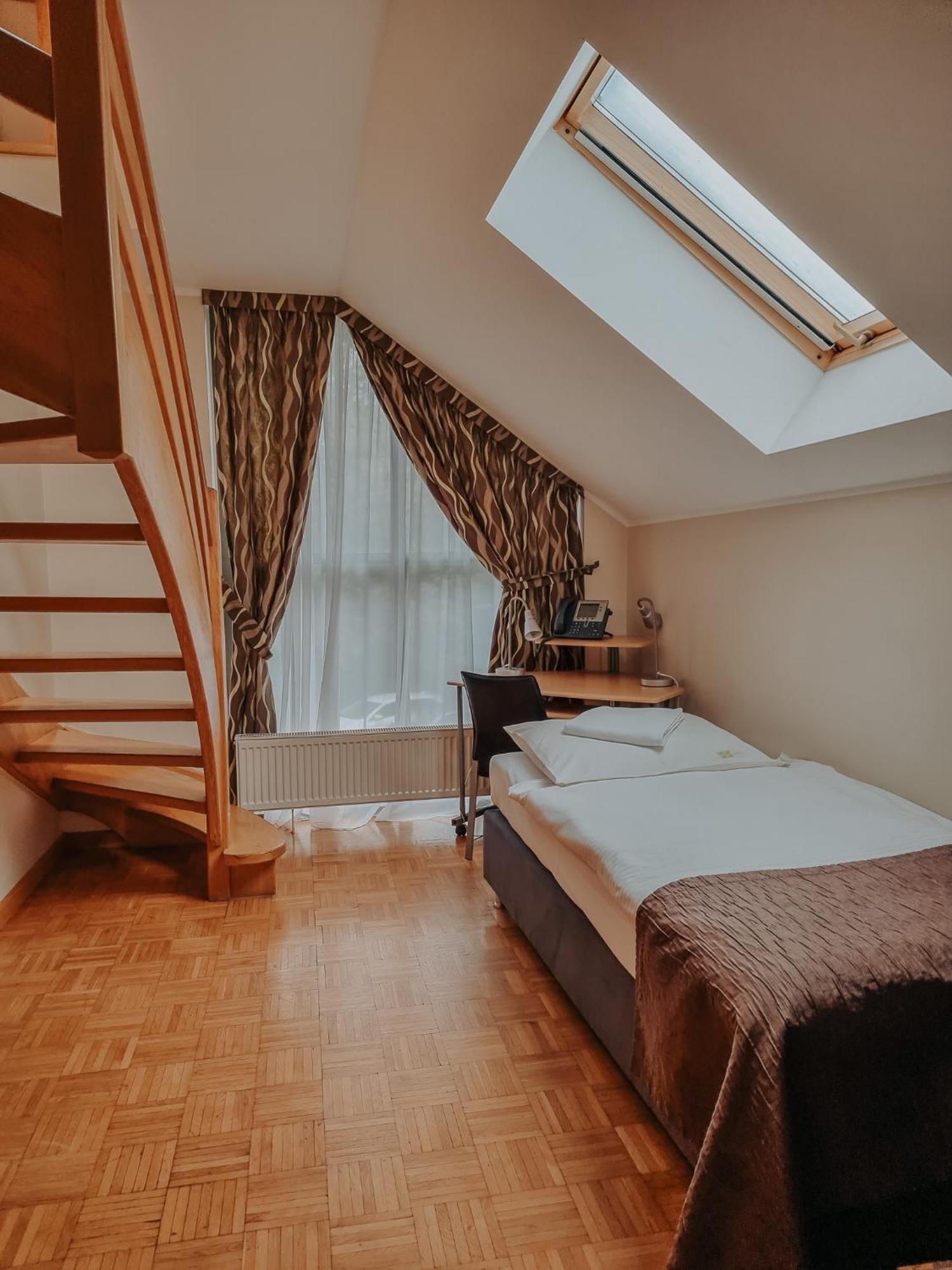 Zajazd Azyl Inn Kąty Wrocławskie Zewnętrze zdjęcie